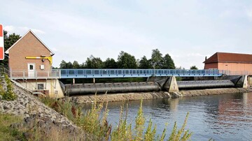 Schlauchwehr mit zwei Wehrfeldern und einem Wehrsteg